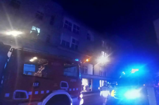 Tres dotaciones de bomberos controlan un incendio en la cocina de un apartamento5