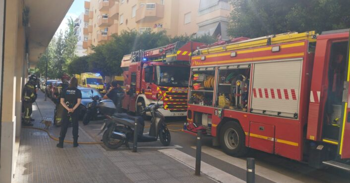 Un incendio en una vivienda en pleno centro de Ibiza con 2 mujeres atendidas y las mascotas rescatadas