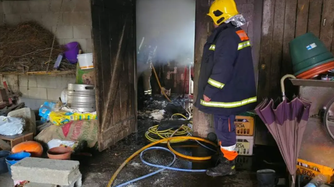 Un descuido en la cocina provoca un incendio en un alpendre de Caldas de Reis