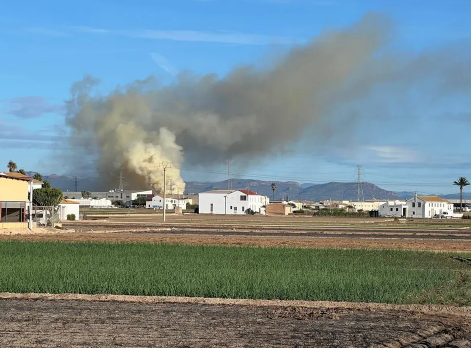 Fuego descomunal en Alboraya: arden tres naves de un desguace de motocicletas, visible desde Valencia