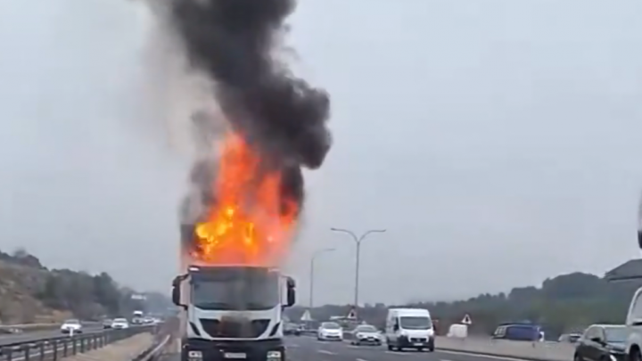 Incendio en la autopista de Rivas (Madrid) provoca corte: camión envuelto en llamas sin heridos